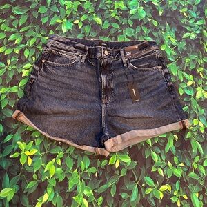 High Waisted Medium Wash
Rolled Hem Jean Shorts
